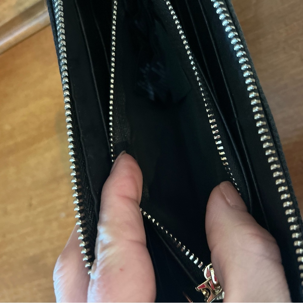 L Eternite Women’s Zippered Black Wallet - Picture 6 of 11